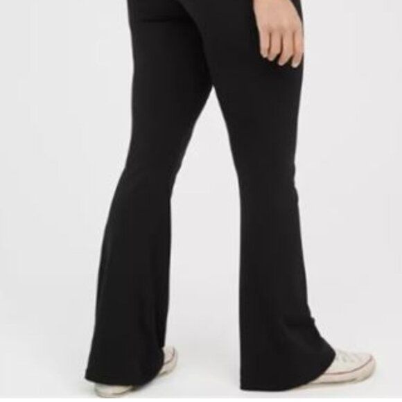 NWT OFFLINE By Aerie Real Me High Waisted Crossover Flare Legging Black Medium - Picture 3 of 7